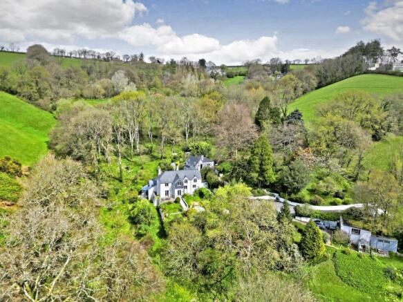 5 bed property, in Whitestone, £1,050,000