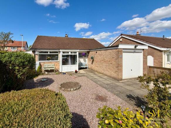 2 bed property, in Primrose Close, £300,000