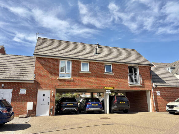 1 bed property, in Phippard Way, £200,000