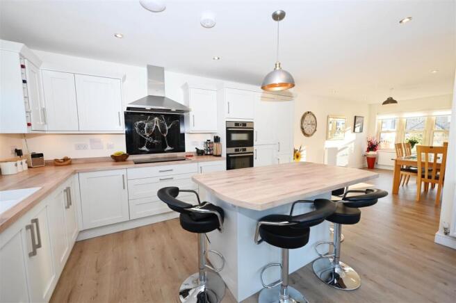 3 bed property, in Heather Court, £450,000