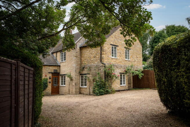4 bed property, in The Woodlands, £500,000