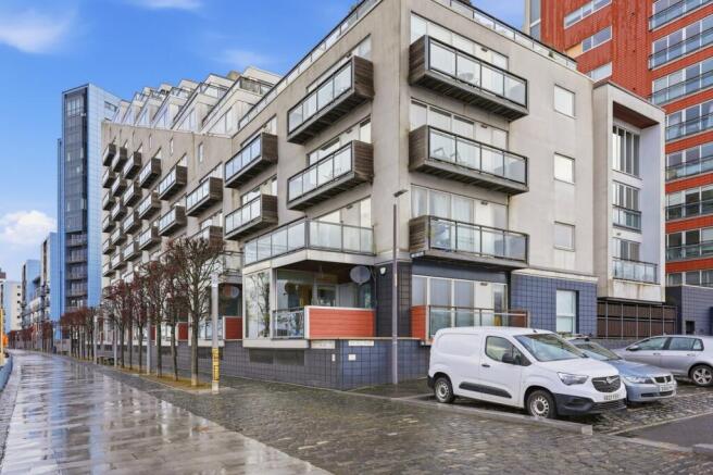 2 bed property, in Meadowside Quay Walk, £197,995