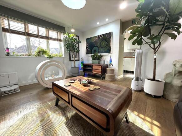 2 bed property, in Chiswell Court, £275,000