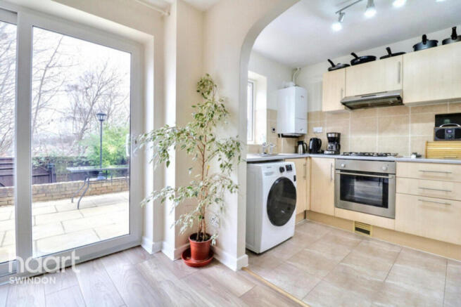 3 bed property, in Catmint Close, £250,000