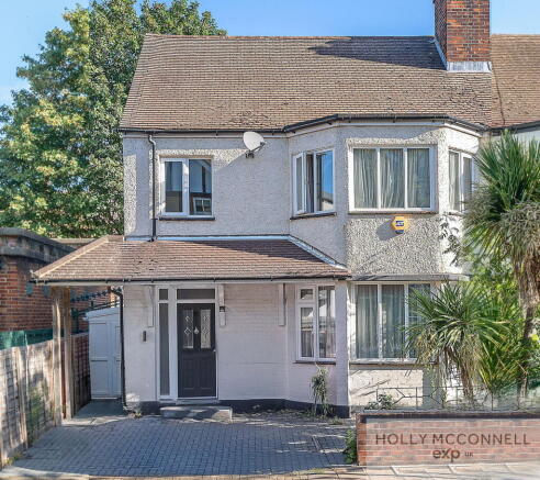 4 bed property, in Lytchet Road, £750,000