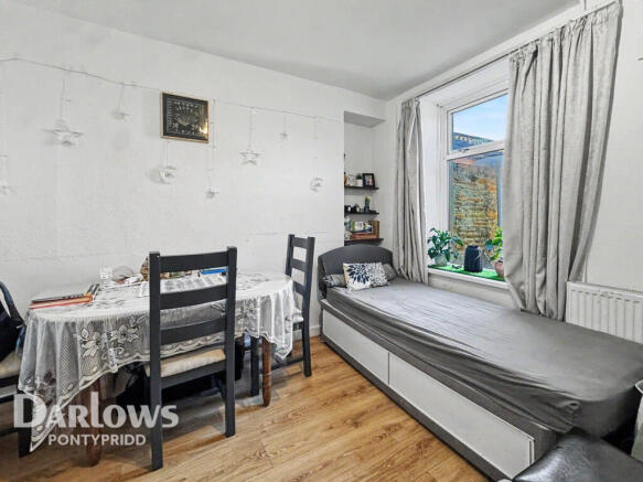 3 bed property, in Meadow Street, £160,000