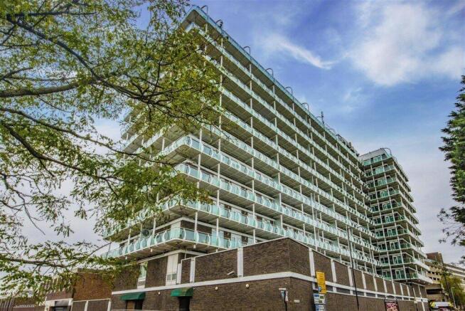 2 bed property, in Wellington Street, £120,000