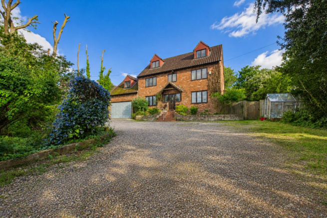6 bed property, in The Lane, £975,000