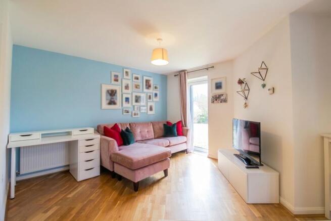 1 bed property, in Holmes Road, £165,000