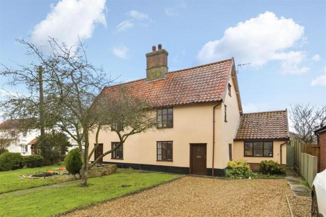 3 bed property, in Shelfanger Road, £350,000
