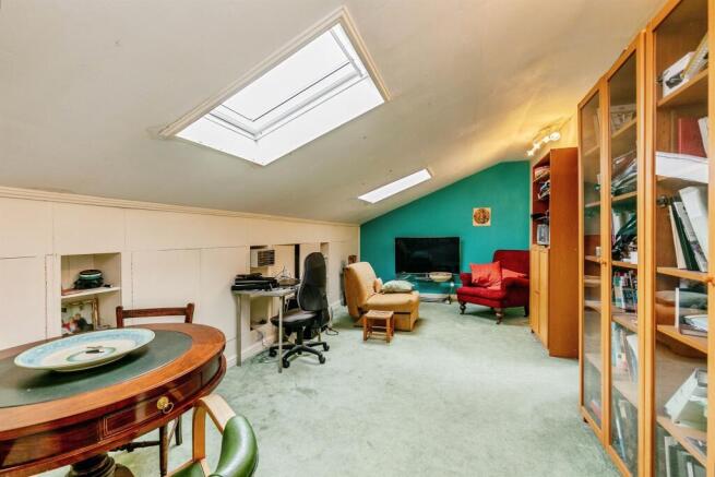 1 bed property, in Charlton Road, £110,000