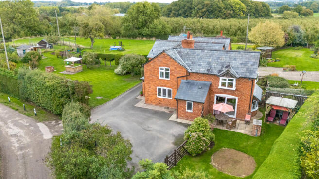 4 bed property, in Kinnersley, £499,995