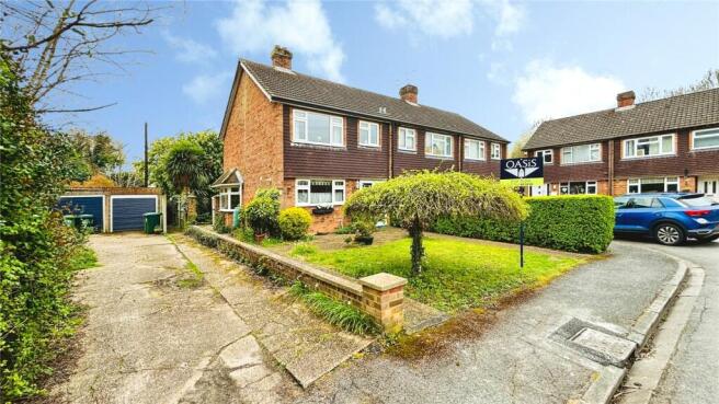 2 bed property, in Yeoveney Close, £400,000