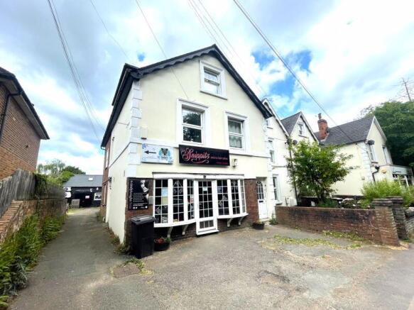 2 bed property, in Tonbridge Road, £200,000