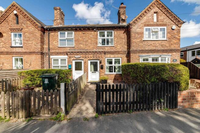 2 bed property, in High Street, £150,000