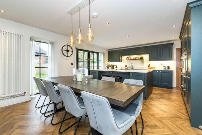 4 bed property, in Oakwood, £750,000