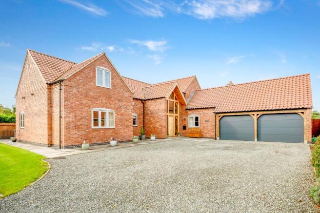 4 bed property, in Main Street, £885,000