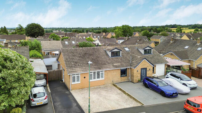 2 bed property, in Park View, £325,000