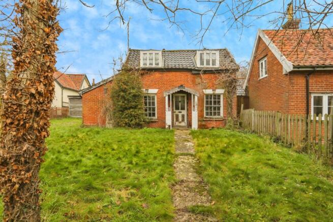 3 bed property, in Common Road, £220,000