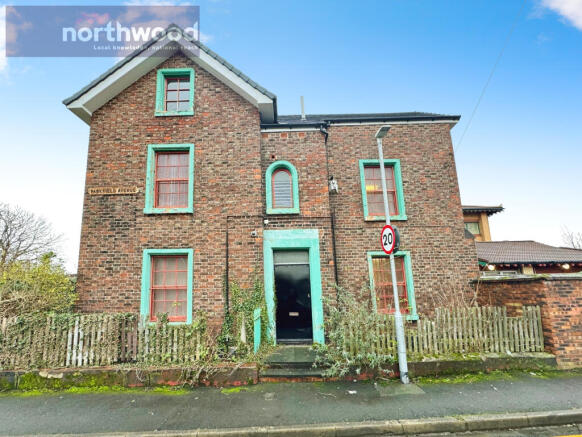 4 bed property, in Parkfield Avenue, £200,000