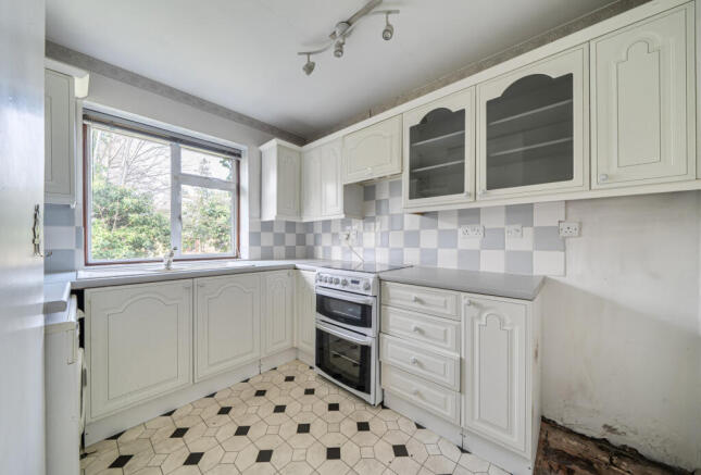 2 bed property, in Chilston Close, £200,000