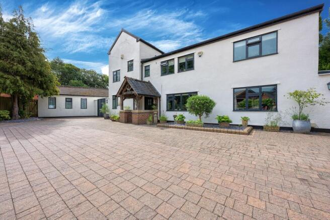 5 bed property, in Clyffes Farm Close, £900,000