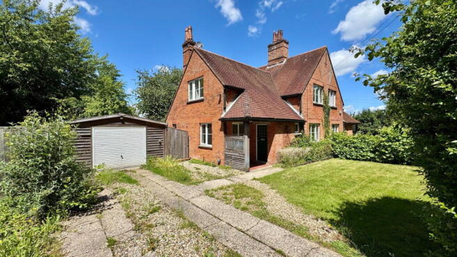 3 bed property, in Woolton Hill, £595,000