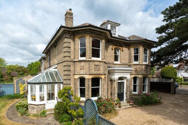 5 bed property, in Victoria Road, £985,000