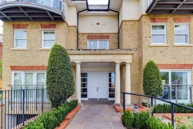 2 bed property, in Glenwood House, £700,000