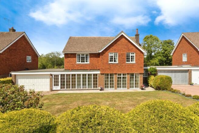 4 bed property, in Mayfield Park, £850,000