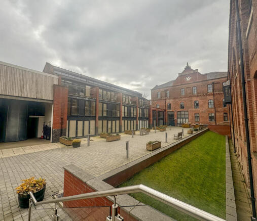 2 bed property, in Queens Brewery Court, £160,000