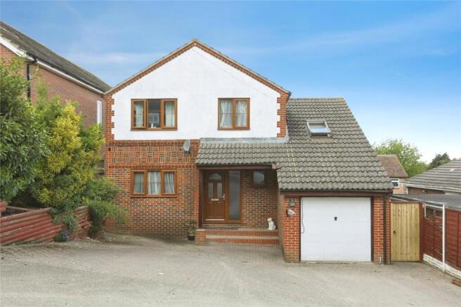 5 bed property, in Waverley Avenue, £450,000