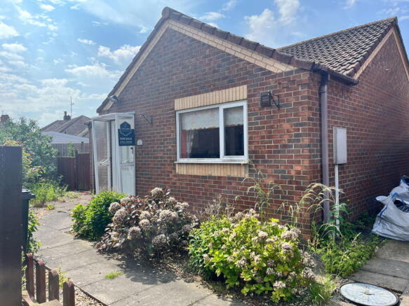 1 bed property, in Brian Avenue, £120,000