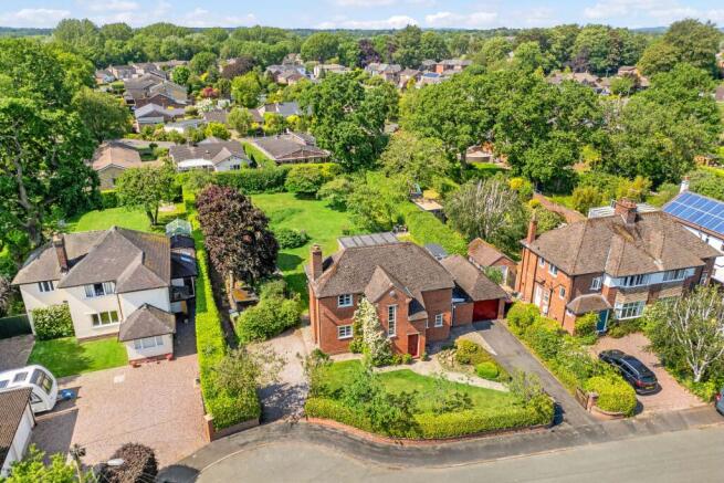 3 bed property, in Sat in over 1/3 of an acre plot - 20 Sandfield Lane, £550,000