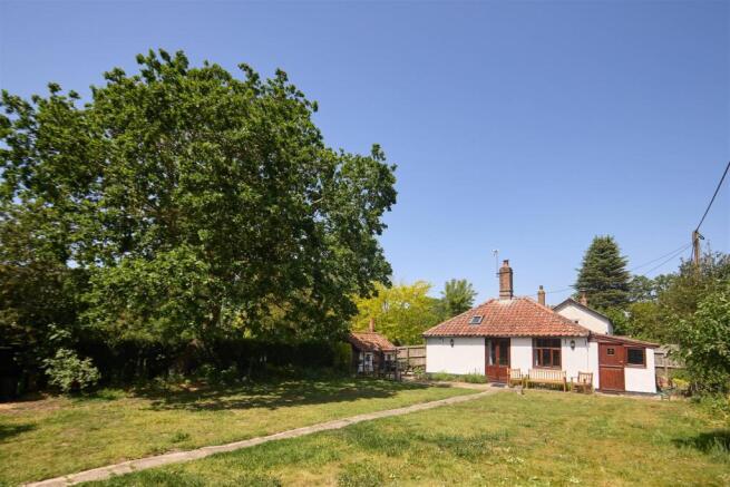 1 bed property, in Withersdale Road, £250,000