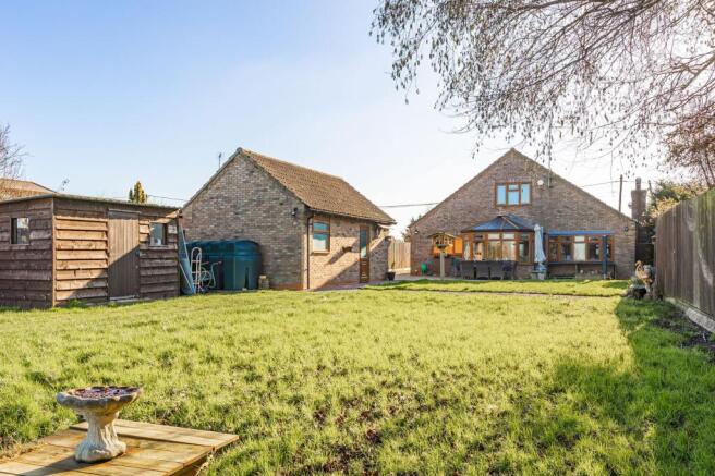 4 bed property, in Lifestyle Appeal in Barroway Drove, £595,000