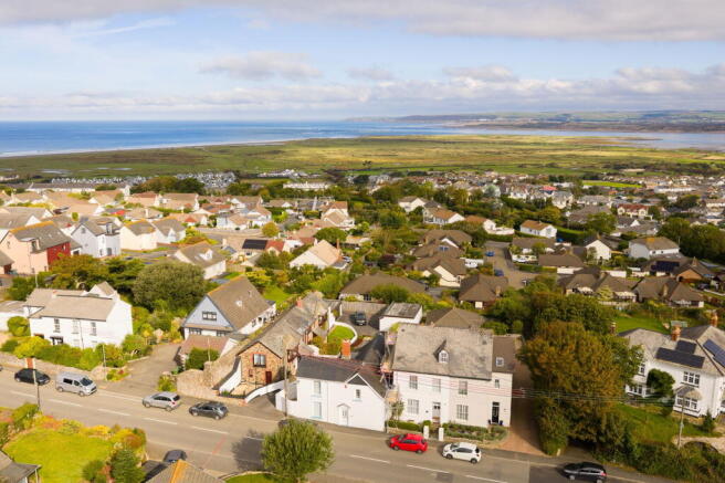 4 bed property, in Bay View Road, £425,000
