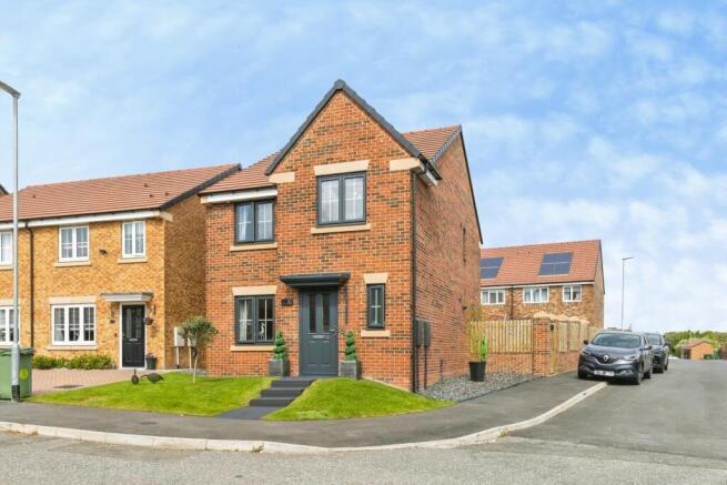 4 bed property, in Woodrush Gardens, £250,000