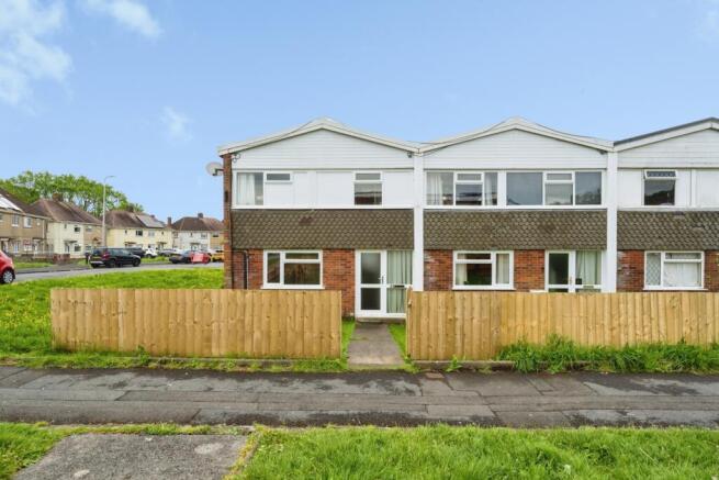 3 bed property, in Maes Golau, £60,000