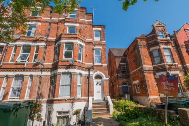 2 bed property, in Shorncliffe Road, £165,000