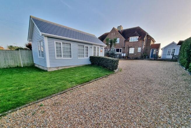 2 bed property, in Southwood Road, £765,000