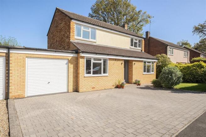 4 bed property, in Lyneham Road Crowthorne, £735,000