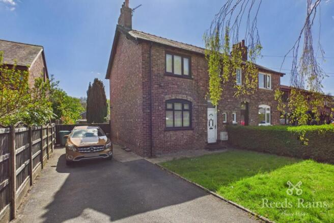 2 bed property, in Wythenshawe Road, £325,000