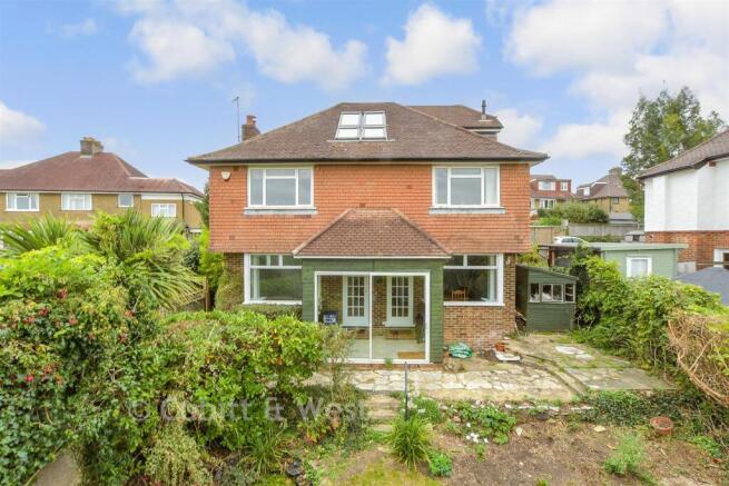 4 bed property, in Rural Way, £650,000