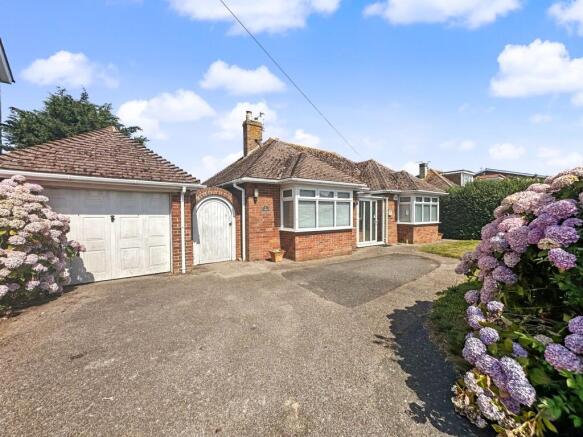 2 bed property, in Ambleside Avenue, £475,000