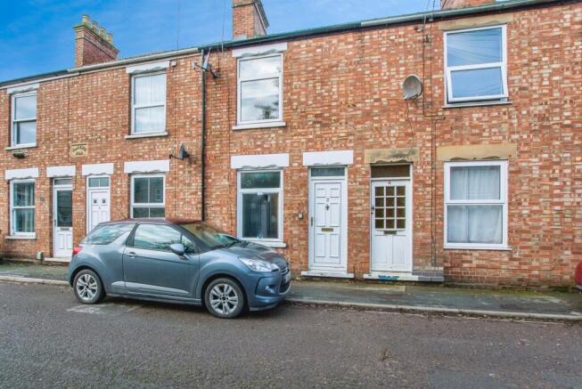 2 bed property, in Clarence Road, £70,000