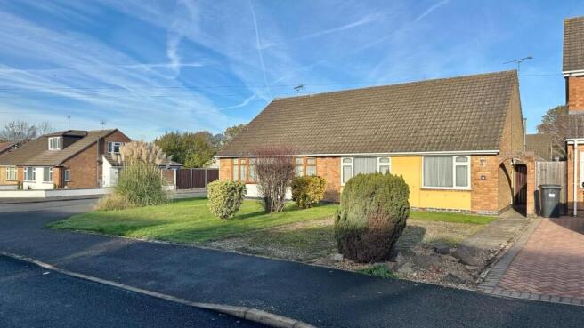2 bed property, in Pinewood Drive, £274,000
