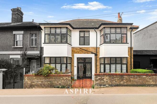 4 bed property, in Westcliff Parade, £550,000