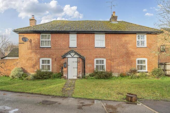 5 bed property, in Haywards Farm Close, £600,000