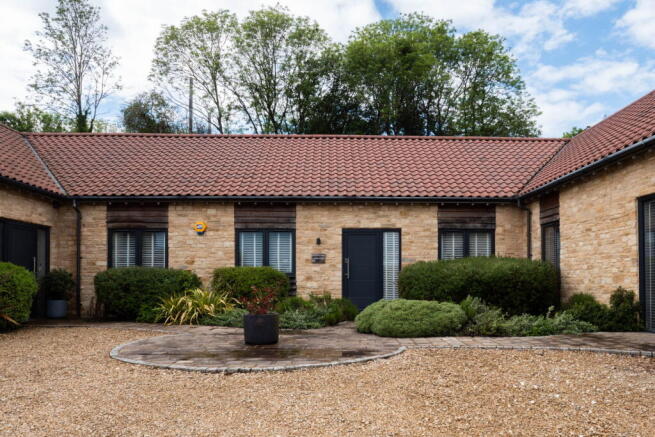 2 bed property, in Patterdown, £375,000